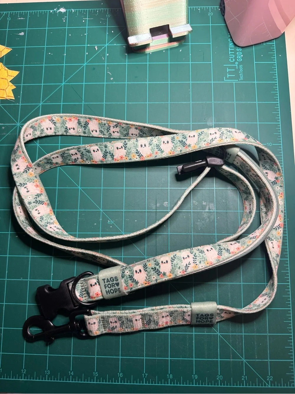 Hands Free 6 ft Tags for Hope Floral Ghost Pattern Dog Leash